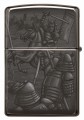 Model Zippo w ciemnym stylu z samurajem i pionowo ułożonymi znakami kanji.