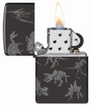 Zippo o czarnej powierzchni z motywem prehistorycznego szkieletu.