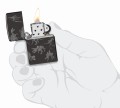 Czarna Zippo z rysunkami kości dinozaurów w stylu naukowej ilustracji.