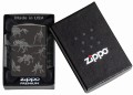 Model Zippo z wyraźnym motywem czaszki i szkieletu dinozaura.