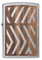 Zapalniczka Zippo o metalicznym wykończeniu z drewnianym wzorem linii.