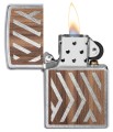 Model Zippo w metalicznym odcieniu z drewnianym akcentem w nowoczesnym stylu.