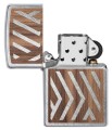 Zippo w kolorze srebrnym z wbudowanym wzorem z drewna w formie prostych linii.