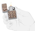 Zapalniczka Zippo o srebrnym połysku z precyzyjnie osadzonym drewnem w liniach.
