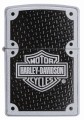 Model Zippo w eleganckim srebrno-czarnym wydaniu z emblemą Harley Davidson.