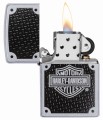 Zippo z metalicznym srebrem i czernią oraz charakterystycznym znakiem Harley Davidson.
