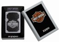 Model Zippo łączący srebrny metal z czarnymi akcentami i logo Harley Davidson.