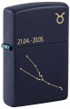 Ciemnogranatowa zapalniczka Zippo z wyraźnym symbolem zodiaku Byka.