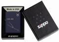 Model Zippo z głębokim granatem i wyraźną grafiką znaku Byka.