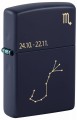 Ciemnogranatowa zapalniczka Zippo z wyrazistym symbolem zodiaku Skorpiona.