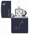 Zapalniczka Zippo o ciemnogranatowej powierzchni z artystycznym motywem Skorpiona.