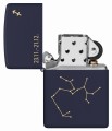 Zippo w granatowym odcieniu z subtelnym symbolem zodiaku Strzelca.