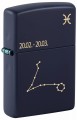 Ciemnogranatowa zapalniczka Zippo z delikatnym symbolem zodiaku Ryby.