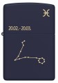 Model Zippo w głębokim granacie z artystyczną grafiką znaku Ryby.