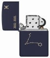 Zippo w granatowym odcieniu ozdobiona subtelnym symbolem Ryby.