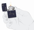 Ciemnogranatowa Zippo z eleganckim wizerunkiem znaku Ryby.