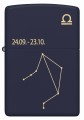 Model Zippo w głębokim granacie z artystyczną grafiką znaku Wagi.