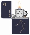 Zapalniczka Zippo o ciemnogranatowej powierzchni z motywem zodiaku Wagi.