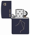 Zippo w granatowym odcieniu ozdobiona subtelnym symbolem Wagi.