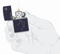 Ciemnogranatowa Zippo z eleganckim wizerunkiem znaku Wagi.