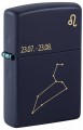 Ciemnogranatowa zapalniczka Zippo z wyrazistym symbolem zodiaku Lwa.