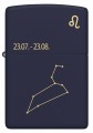 Model Zippo w głębokim granacie z artystyczną grafiką znaku Lwa.