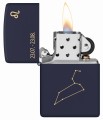 Zapalniczka Zippo o ciemnogranatowej powierzchni z motywem zodiaku Lwa.