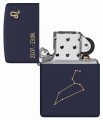 Zippo w granatowym odcieniu ozdobiona charakterystycznym symbolem Lwa.