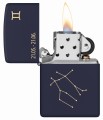 Zapalniczka Zippo o ciemnogranatowej powierzchni z motywem zodiaku Bliźniąt.