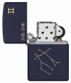 Zippo w granatowym odcieniu ozdobiona subtelnym symbolem Bliźniąt.