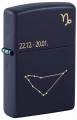 Ciemnogranatowa zapalniczka Zippo z wyrazistym symbolem zodiaku Koziorożca.