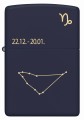 Model Zippo w głębokim granacie z artystyczną grafiką znaku Koziorożca.