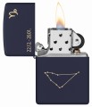 Zapalniczka Zippo o ciemnogranatowej powierzchni z motywem zodiaku Koziorożca.