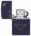 Zippo w granatowym odcieniu ozdobiona subtelnym symbolem Koziorożca.