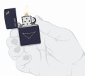 Ciemnogranatowa Zippo z eleganckim wizerunkiem znaku Koziorożca.