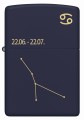 Model Zippo w głębokim granacie z artystyczną grafiką znaku Raka.