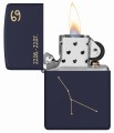Zippo w granatowym odcieniu ozdobiona subtelnym symbolem Raka.
