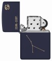 Zapalniczka Zippo o ciemnogranatowej powierzchni z motywem zodiaku Raka.
