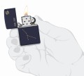 Zippo w ciemnym granacie z artystycznym symbolem Raka na froncie.