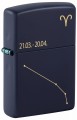 Ciemnogranatowa zapalniczka Zippo z wyrazistym symbolem zodiaku Strzelca.