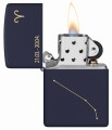 Zapalniczka Zippo o ciemnogranatowej powierzchni z motywem zodiaku Strzelca.