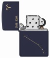 Zippo w granatowym odcieniu ozdobiona subtelnym symbolem Strzelca.