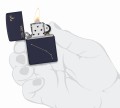 Ciemnogranatowa Zippo z eleganckim wizerunkiem znaku Strzelca.