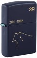 Ciemnogranatowa zapalniczka Zippo z wyrazistym symbolem zodiaku Wodnika.