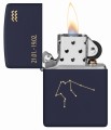 Zippo w granatowym odcieniu ozdobiona subtelnym symbolem Wodnika.