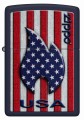 Model Zippo w ciemnym odcieniu z kolorowym płomykiem w stylu flagi USA.