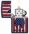 Zippo w ciemnym kolorze ozdobiona logo i płomykiem w barwach USA.