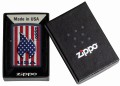 Model Zippo w ciemnym wykończeniu z logo i płomykiem inspirowanym flagą USA.