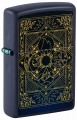 Czarna zapalniczka Zippo ze złotymi liniami przedstawiającymi żywioły.
