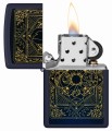 Zippo w czarnym kolorze ozdobiona złotymi motywami czterech żywiołów.